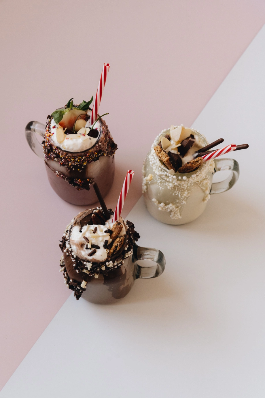 Milkshakes in drei verschiedenen Varianten mit weißer Schokolade und dunkler Schokolade