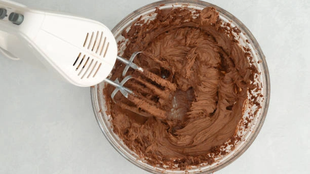 Schoko-Buttercreme - das perfekte Topping für Muffins und Kuchen