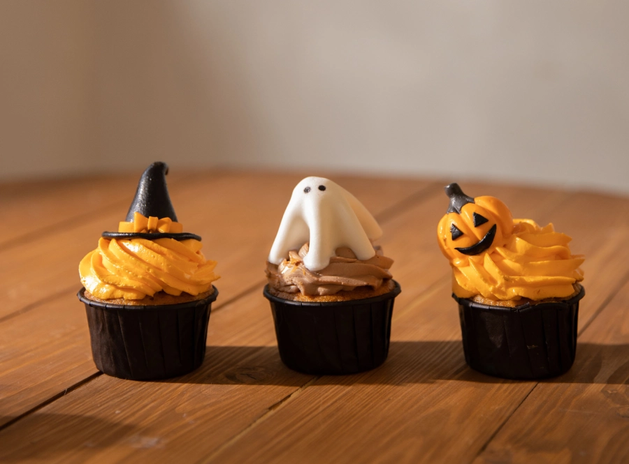 Kürbis-Kakao-Muffins mit herbstlicher Dekoration