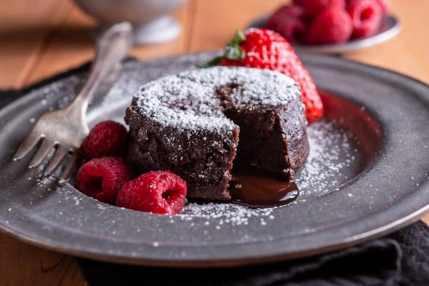 Lava Cake mit Kakaopulver: Schokoküchlein mit flüssigem Kern