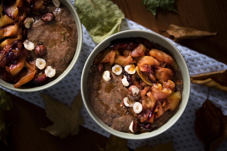 Porridge mit Kakao und herbstlichen Toppings mit Haselnuss, Karamell und Birnen