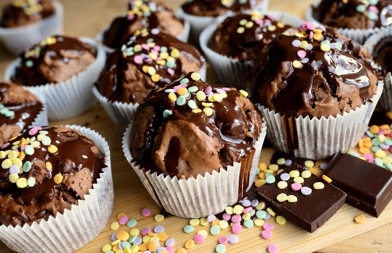 gebackene Muffins mit geschmolzener Schokolade