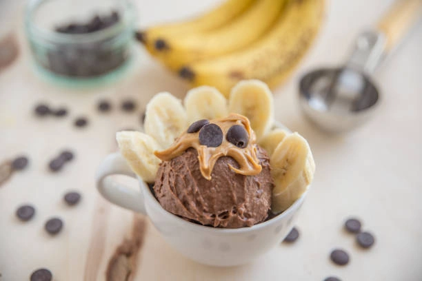  Veganes, zuckerfreies Schokoeis aus gefrorenen Bananen mit Blömboom Pure Cocoa