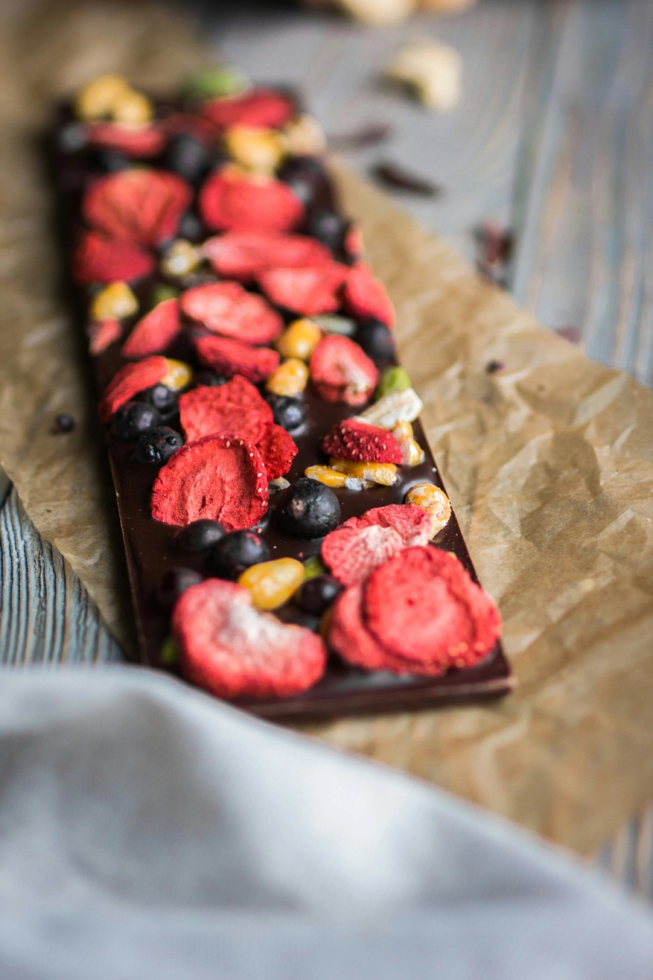 Dark Chocolate Bark mit Sommerfrüchten – Knackige Schokolade zum Teilen und Genießen