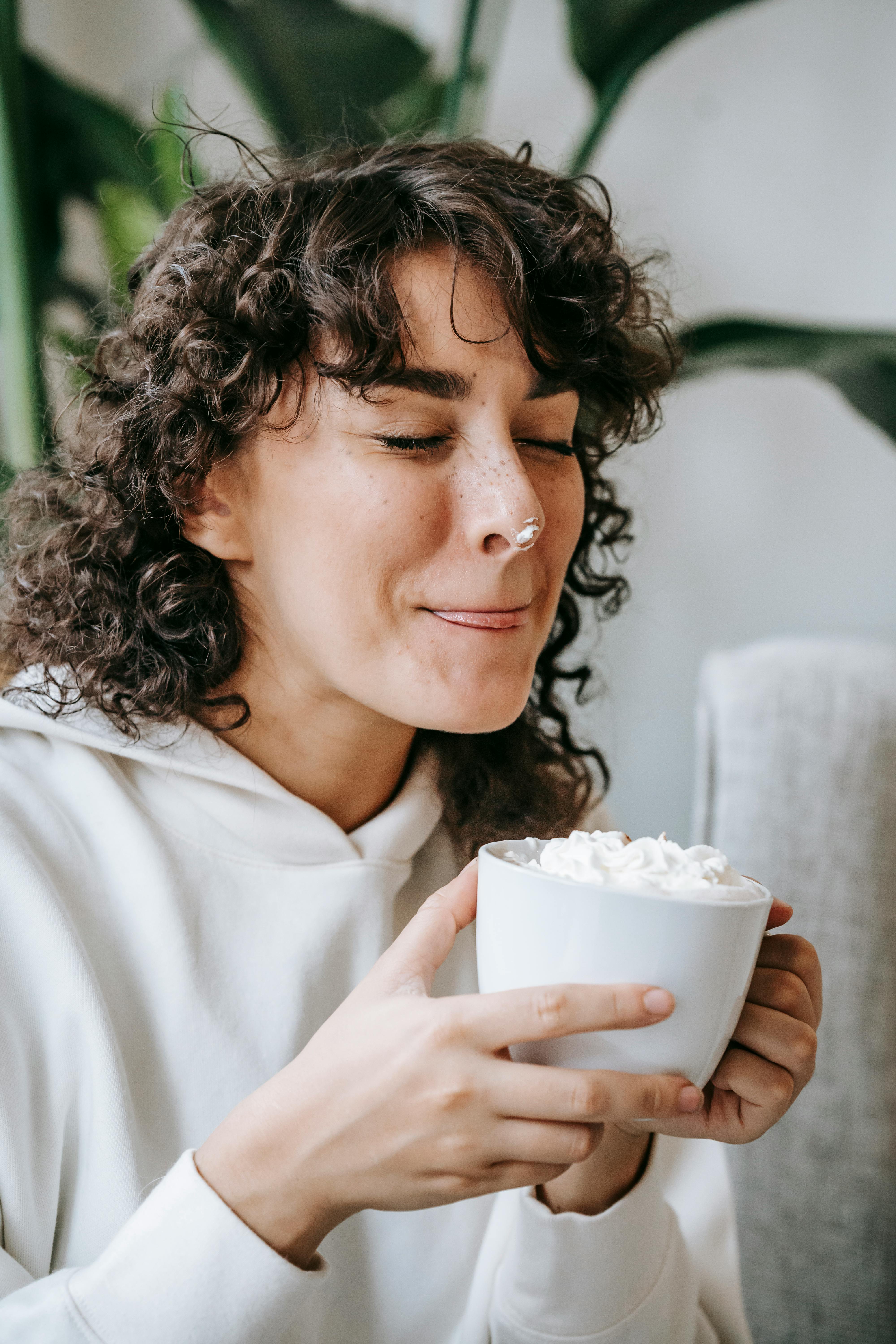 Frau beim Kakao mit Sahne trinken